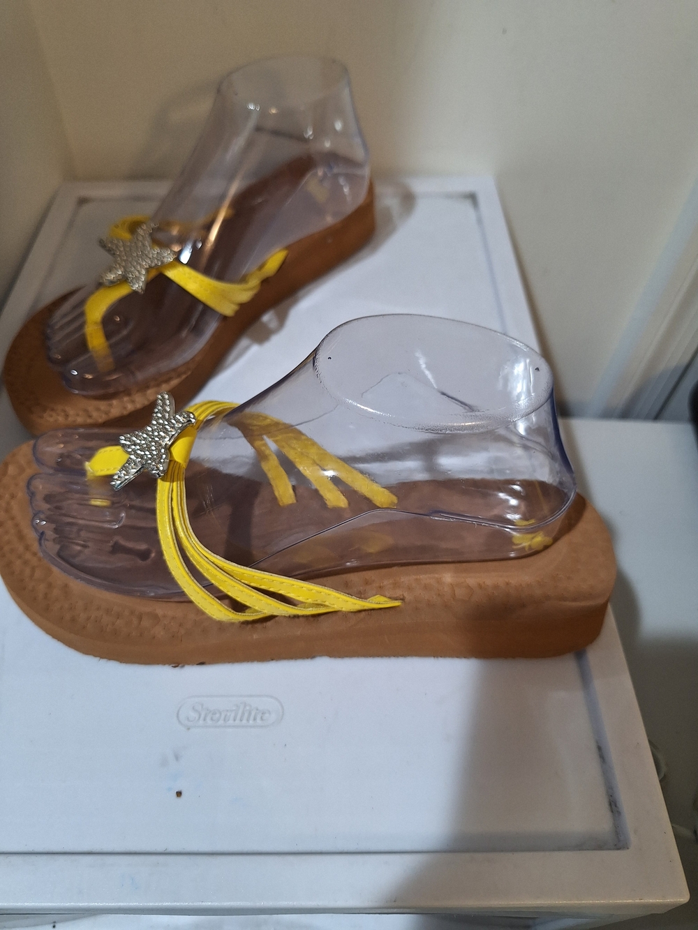 Star-Embellished Yellow Thong Platform Sandals for Women